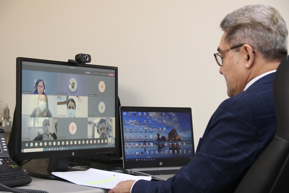 Sub director de contabilidad Gubernamental se dirige a los participantes de la capacitación virtual que desarrolla por quince días dicha dirección