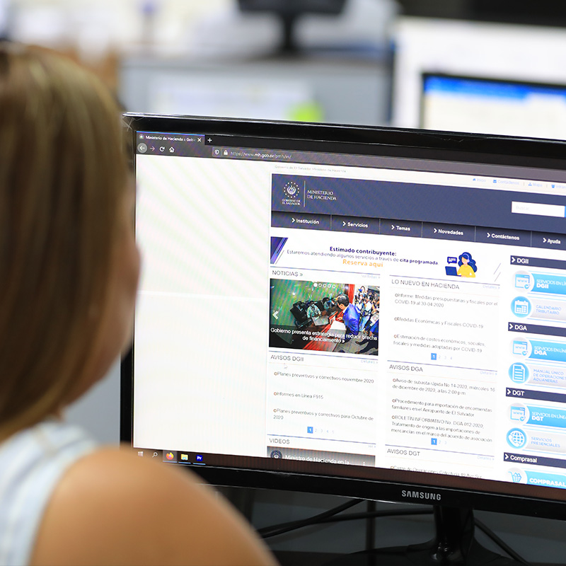 Joven leyendo en computadora