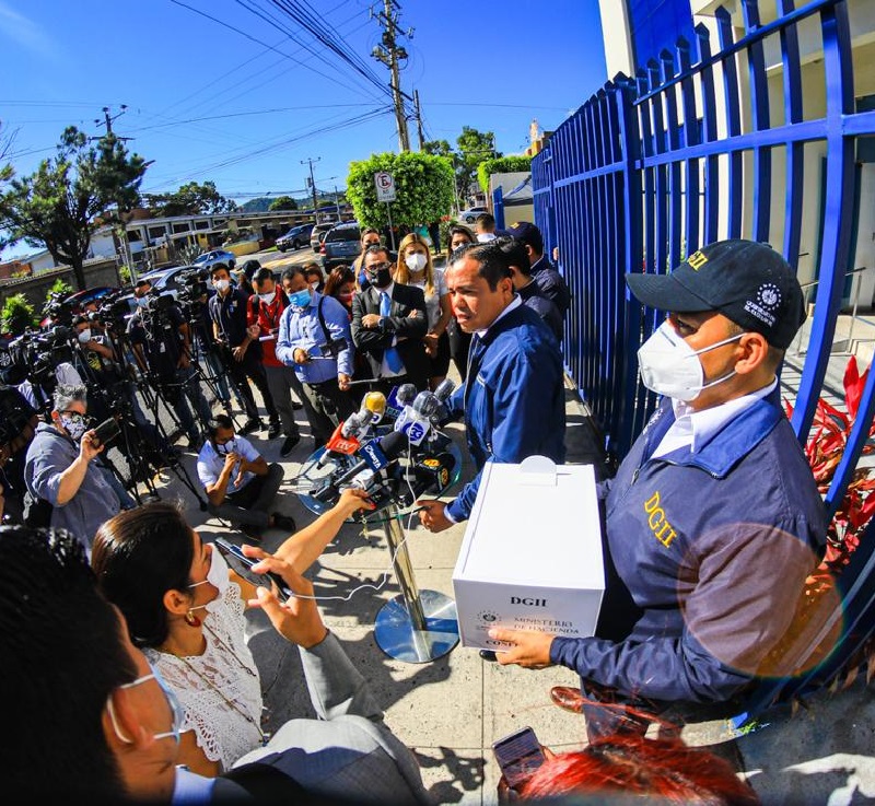 Ministro Zelaya frenta a la prensa salvadoreña