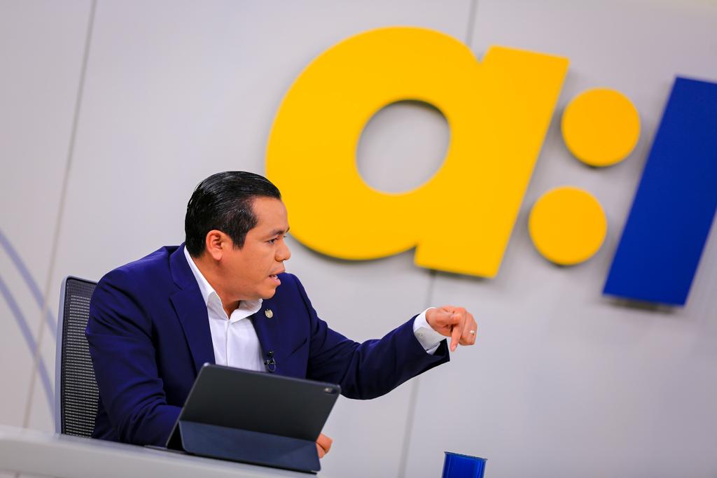 ministro Zelaya durante entrevista